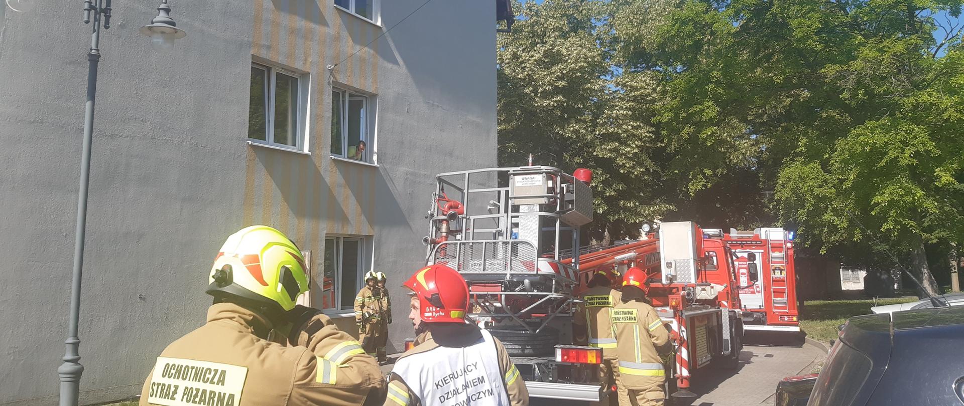 Ćwiczenia ewakuacyjne w chełmińskim szpitalu, na zdjęciu znajdują się 2 zastępy JRG Chełmno oraz zastęp OSP Chełmno podczas sprawiania sprzętu przy budynku chełmińskiego szpitala.