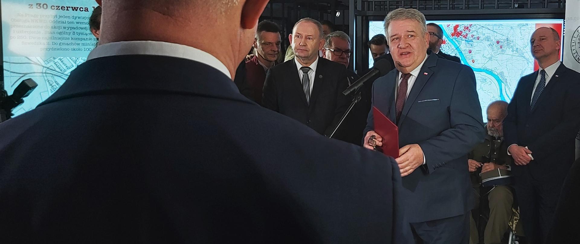 Wicewojewoda Sylwester Dąbrowski podczas uroczystości otwarcia Izby Pamięci „Strzelecka 8”.