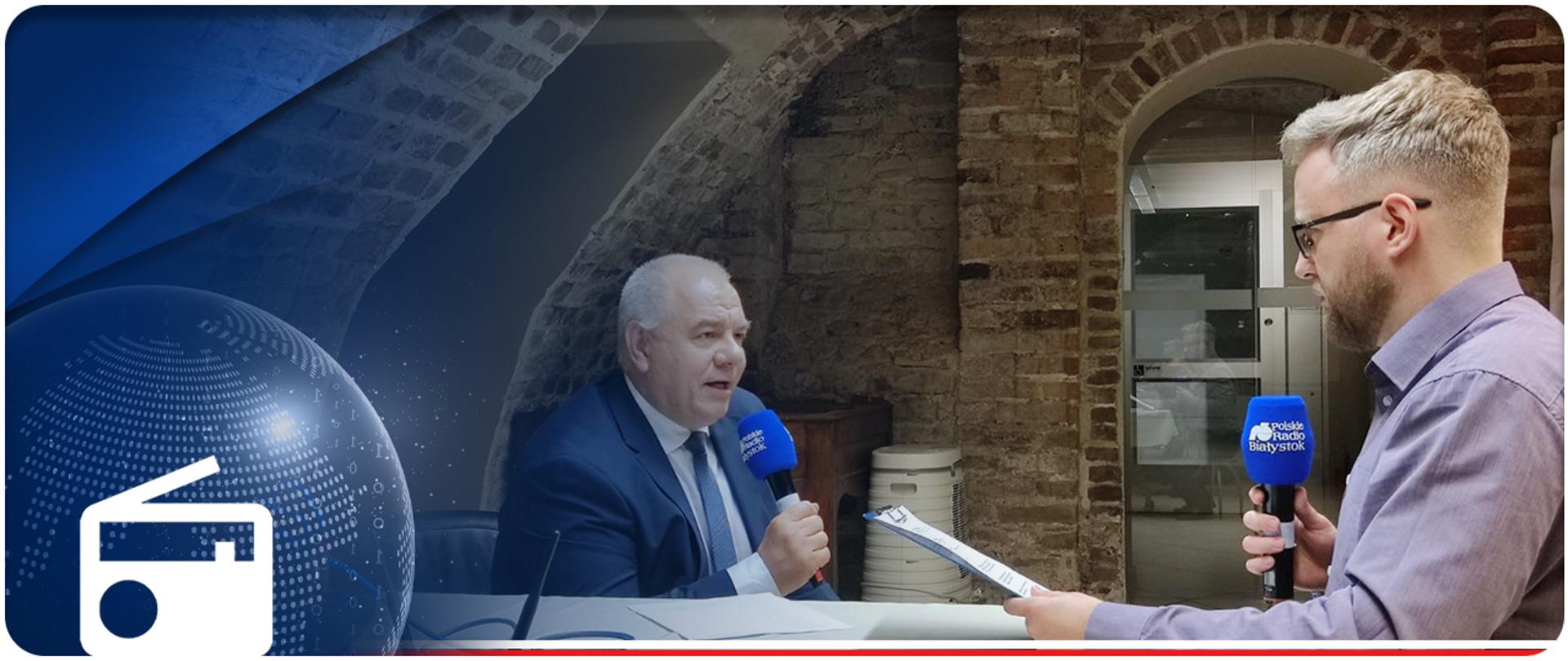 Wicepremier Jacek Sasin i redaktor Michał Buraczewski siedzą za stołem. W rękach trzymają mikrofony. Na stole leżą kartki papieru. W tle ściana z cegły. W lewym dolnym rogu ikonka radia. 
