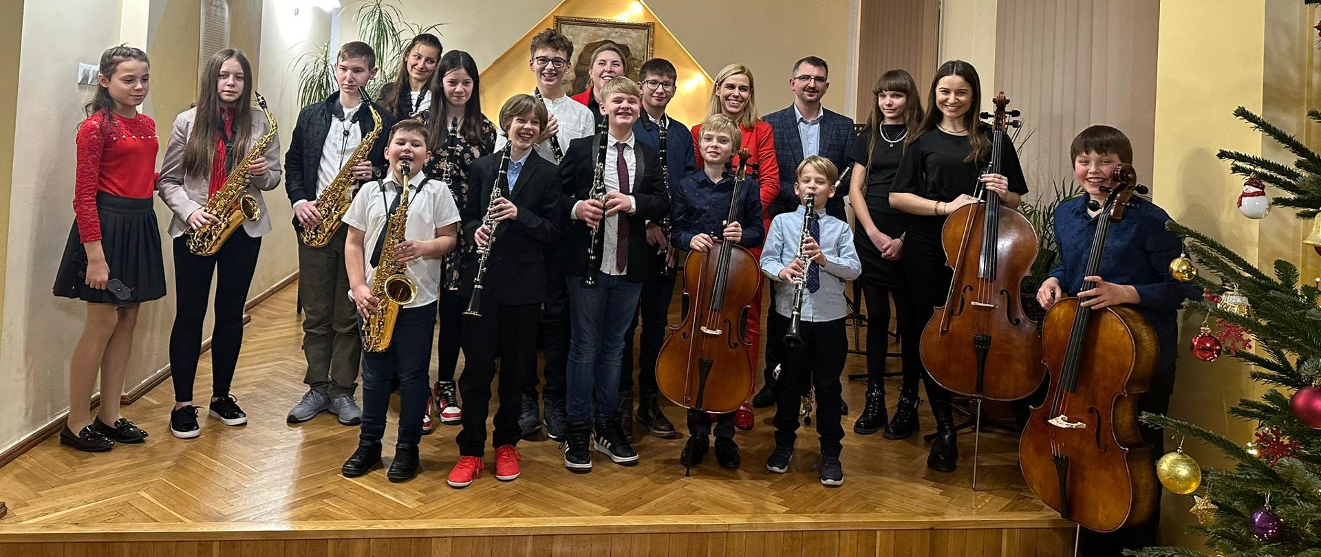 Galeria 21 zdjęć z koncertu klasy klarnetu i saksofonu, który odbył się 13 grudnia 2023 r. w auli PSM w Kłodzku