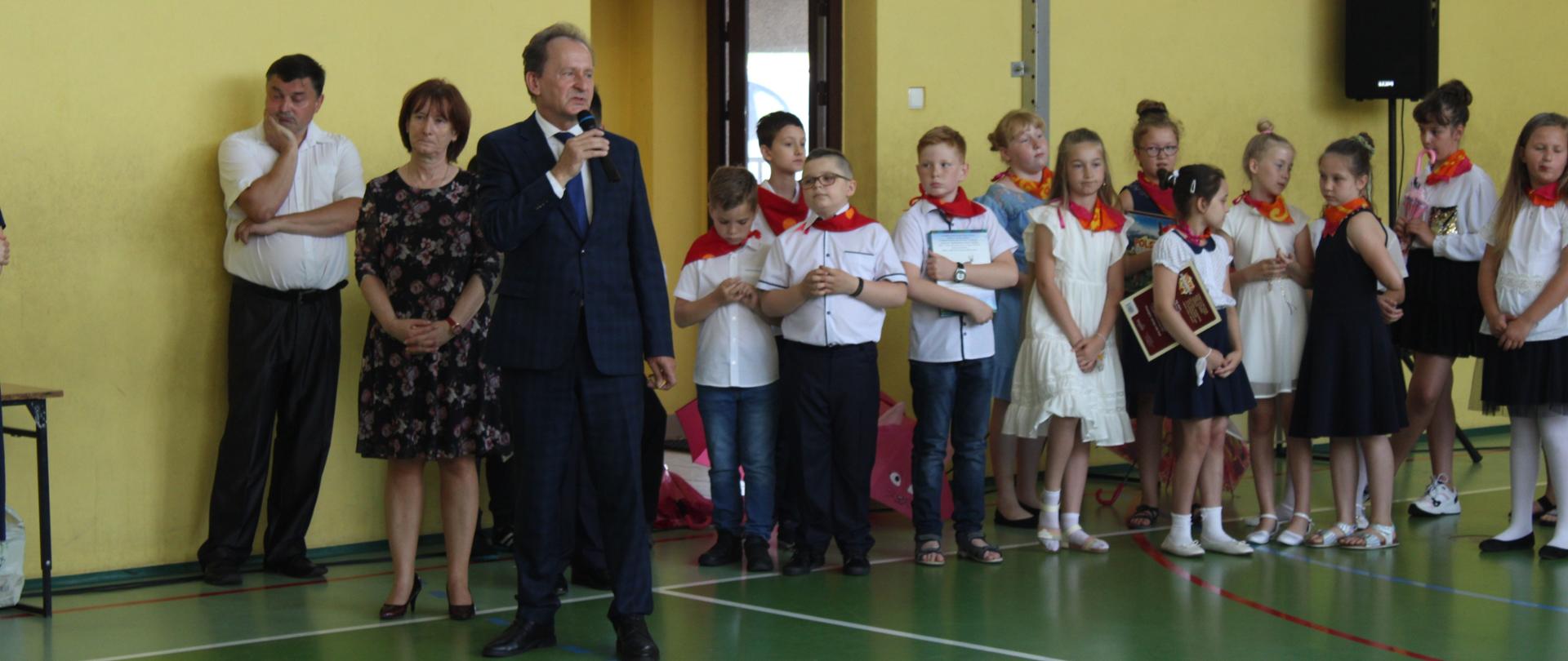 Wiceminister Włodzimierz Bernacki podczas uroczystości zakończenia roku szkolnego.