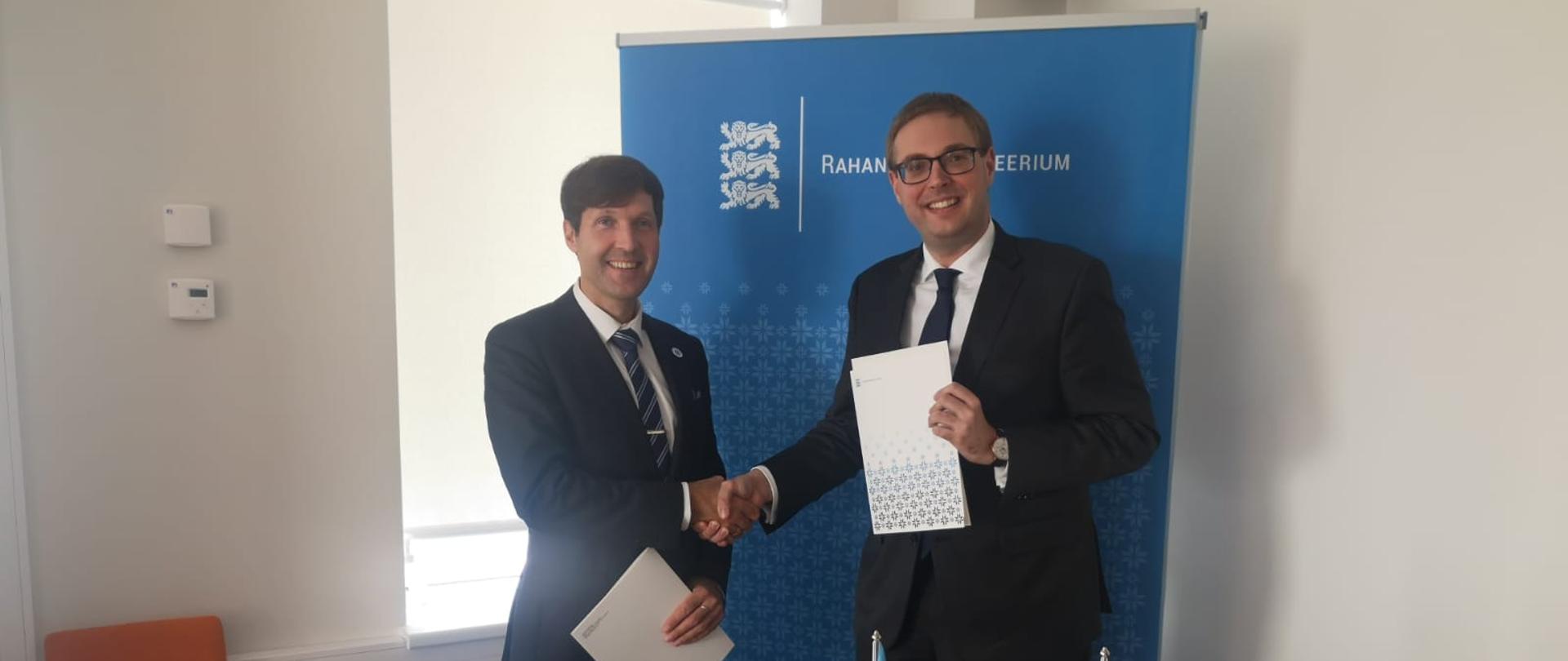 Minister Jan Sarnowski i Martin Helme podają sobie ręce po podpisaniu deklaracji o pogłębionej współpracy w walce z przestępczością podatkową i karuzelami VAT