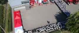 Zdjęcie przedstawia druhów, strażaków oraz gości podczas wręczenia promes dla OSP i PSP 