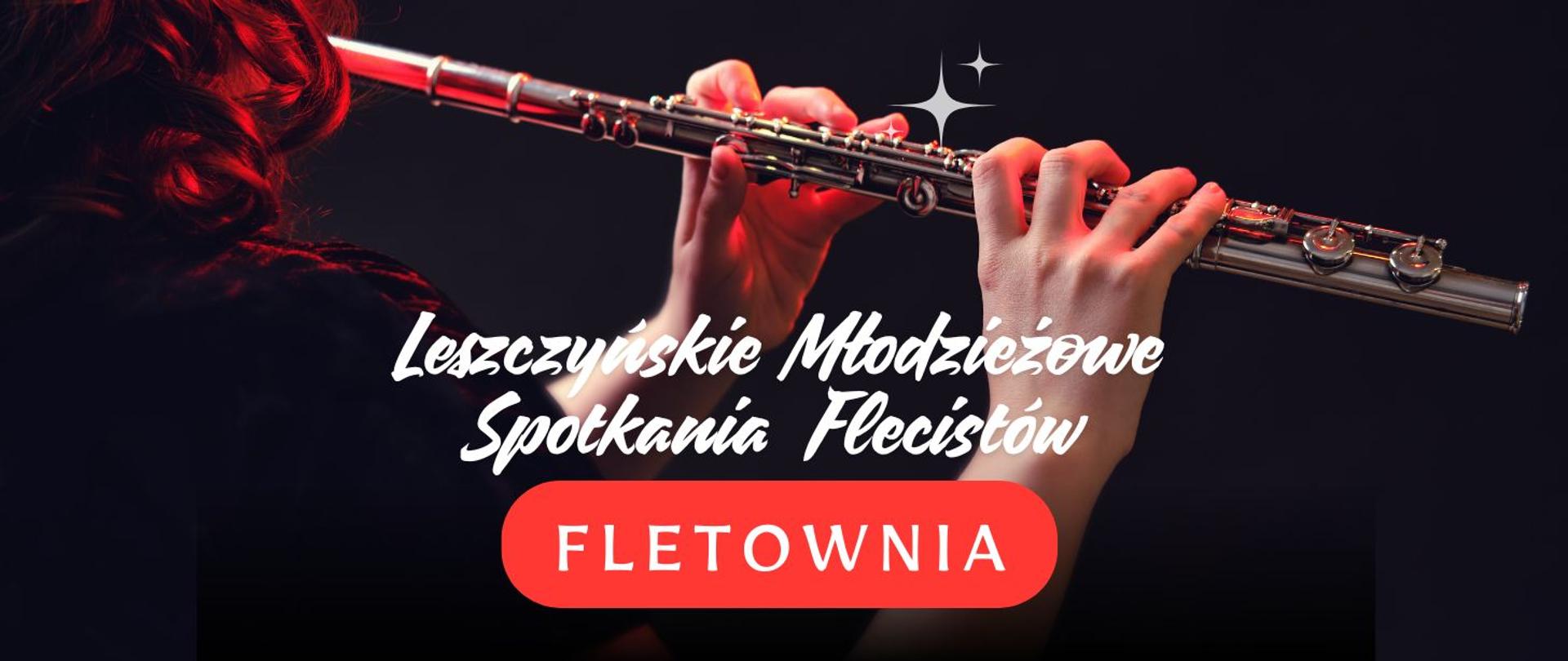 Baner przedstawia zarys sylwetki flecistki trzymającej flet poprzeczny w pozycji do grania. Pod fletem, na którym ułożone są dłonie białe napisy a pod nimi biały napis drukowanymi literami na czerwonym tle. 