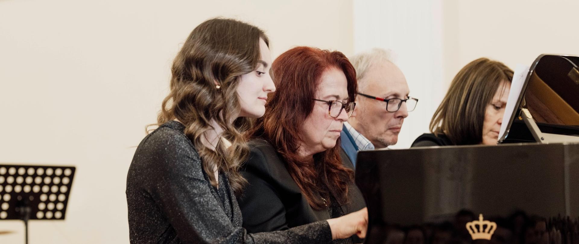 Występ pianistów na scenie w sali koncertowej przy fortepianie podczas Koncertu Świątecznie - symfonicznie. Lublinieccy artyści klasycznie w Państwowej Szkole Muzycznej I stopnia w Lublińcu