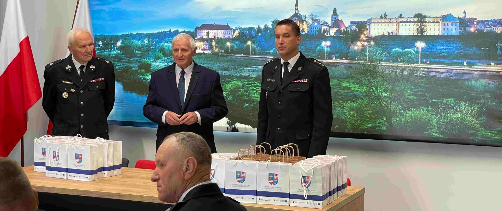 zdjęcie zrobione w dzień w sali KP PSP Sandomierz. przedstawia strażaków i pulsoksymetry/