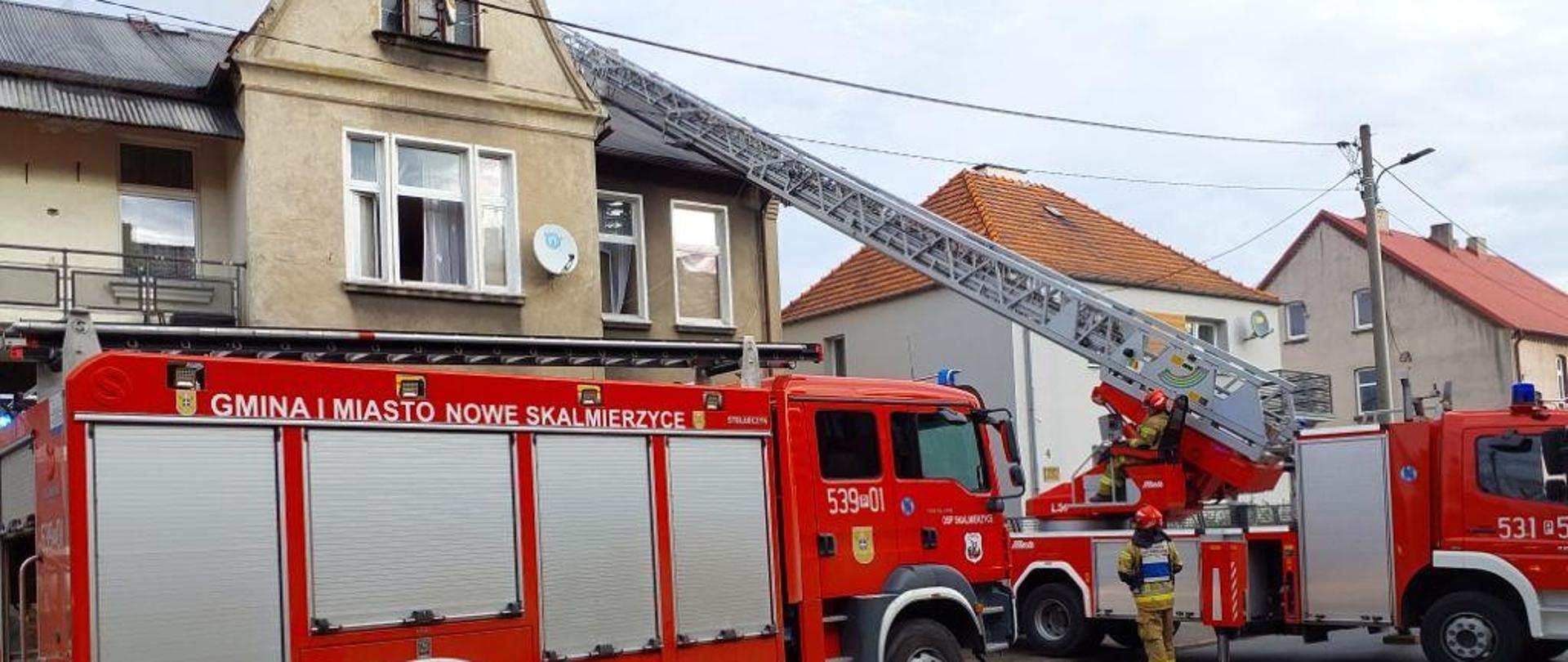 Strażacy podczas gaszenia sadzy w kominie