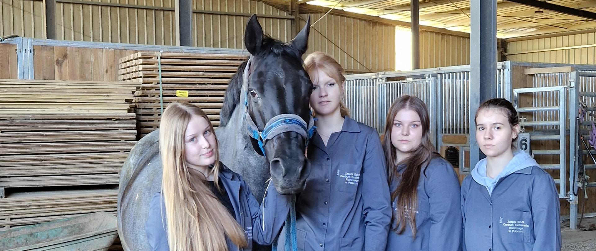 Uczennice technikum weterynarii w czasie wyjazdu do stadniny koni. Potoczek 27.01.2026