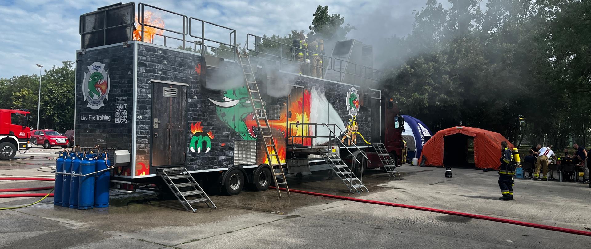 Szkolenie z gaszenia pożarów wewnętrznych w komorze Fire Dragon 7000