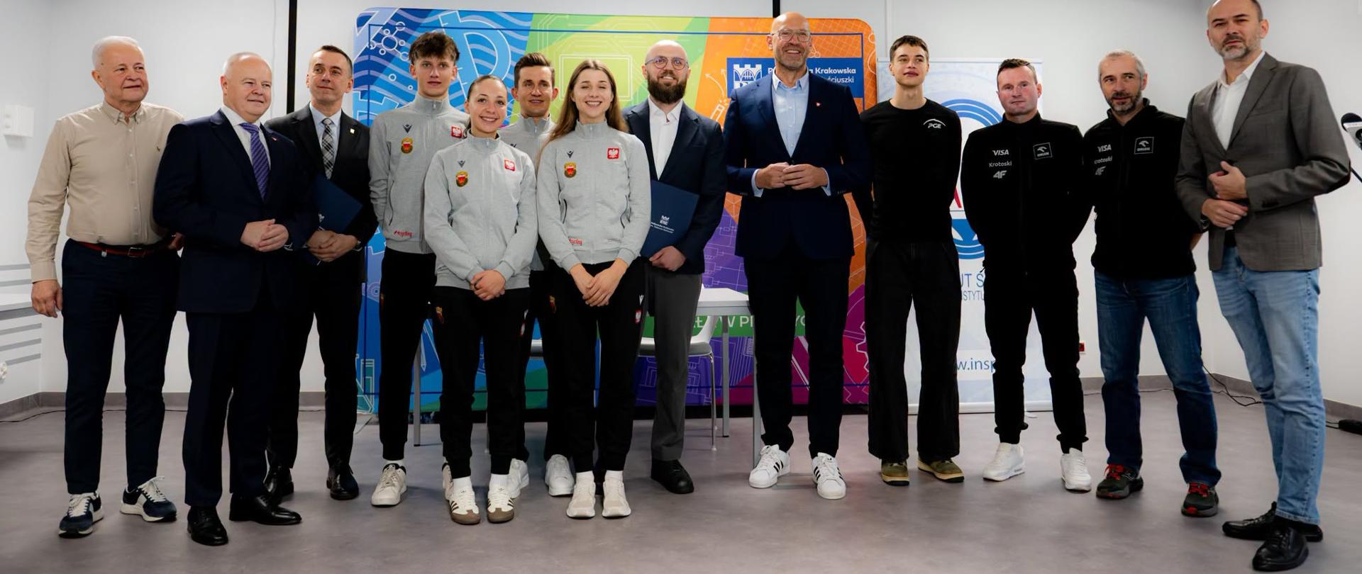 Zbiorowe zdjęcie uczestników seminarium, które odbyło się 29 października 2026 w Laboratorium Inżynierii Wiatrowej. Na środku stoi minister sportu i turystyki Jakub Rutnicki.