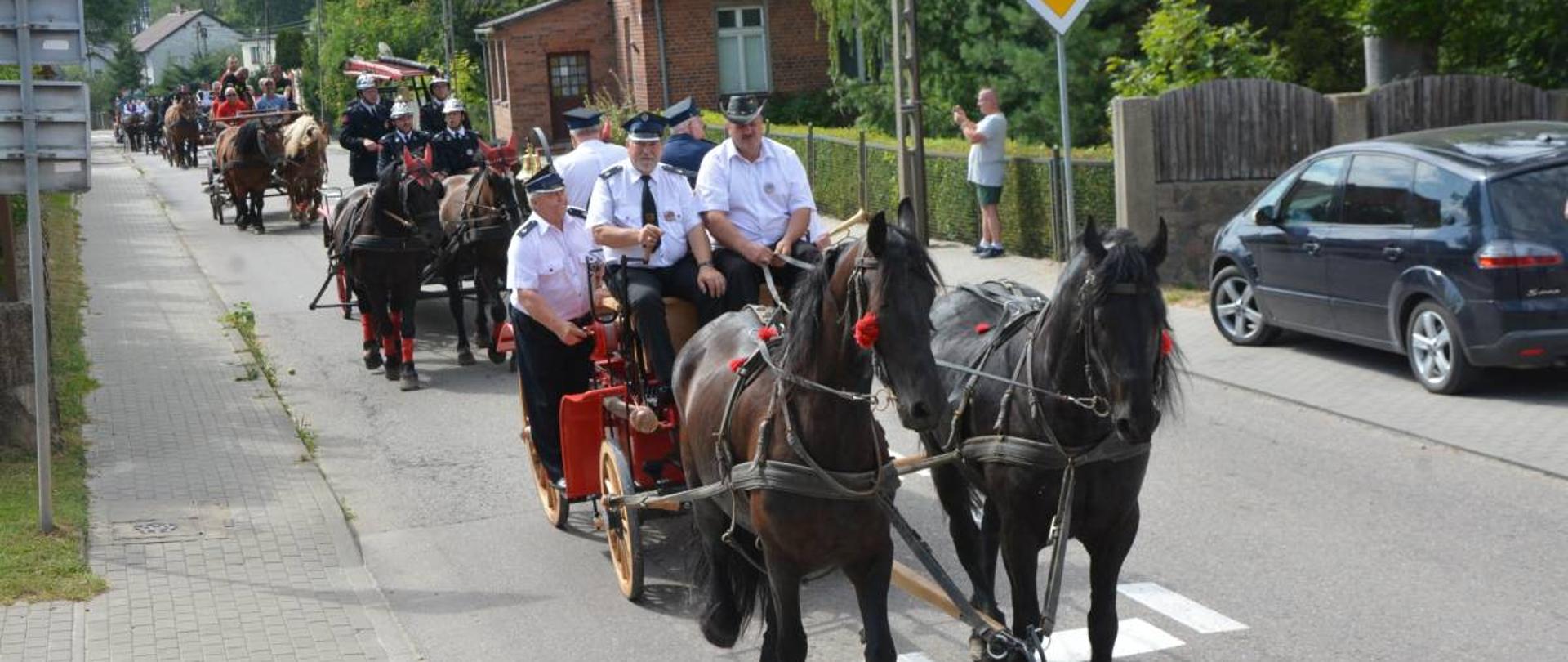 Przejazd sikawek konnych ulicami Szymbarka
