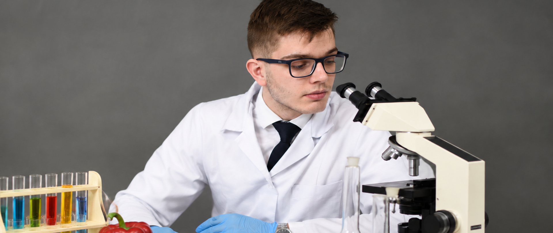 Zdjęcie mężczyzny pracującego z mikroskopem