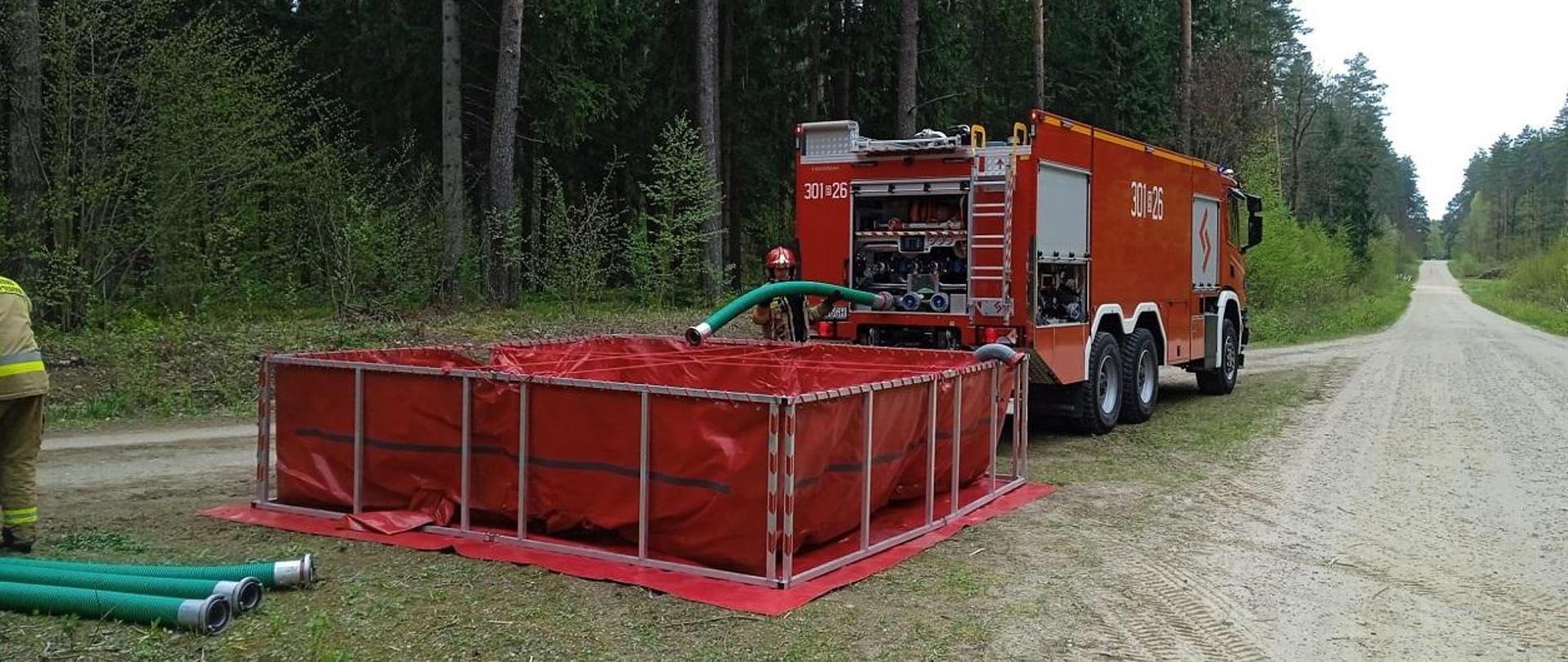 Ćwiczenia strażaków z gaszenia pożarów na obszarach leśnych 