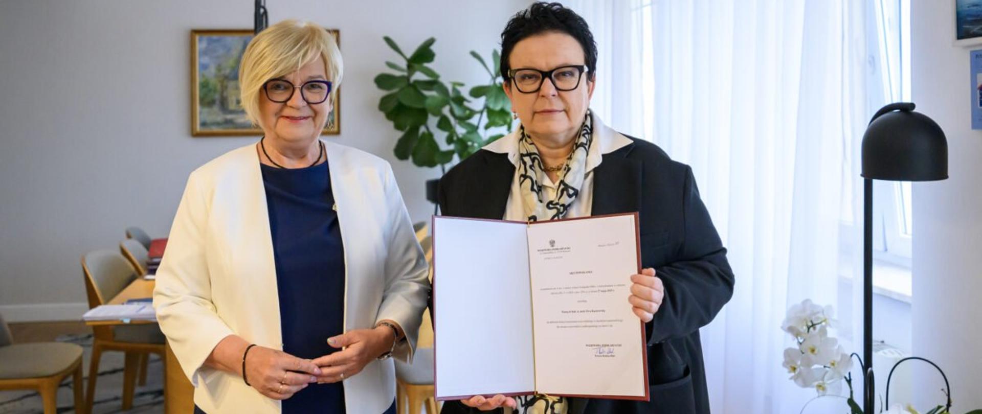 Zdjęcie przedstawia wojewodę podkarpackiego Teresę Kubas-Hul i konsultanta wojewódzkiego w dziedzinie patomorfologii