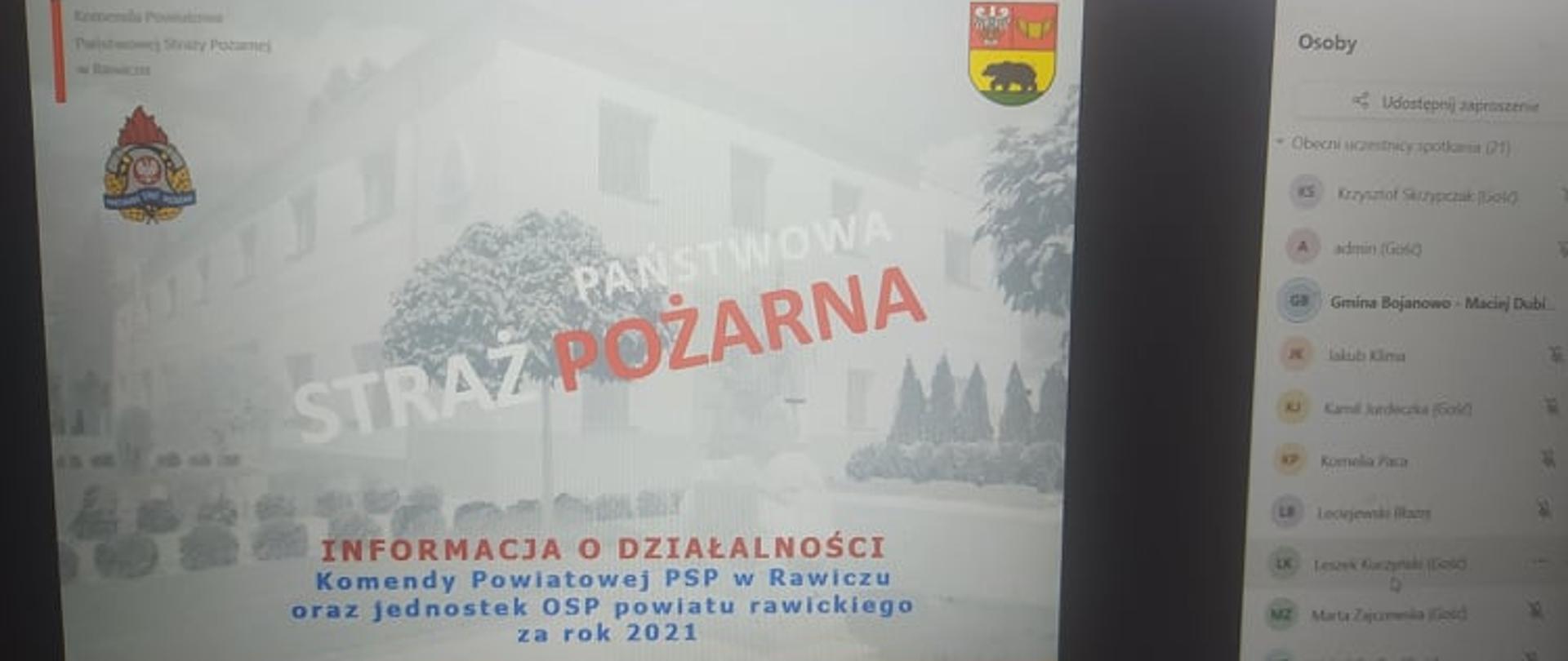 Narada roczna. Slajd, na którym znajduje się zdjęcie KP PSP w Rawiczu oraz napisy: "Państwowa Straż Pożarna. Informacja o działalności Komendy Powiatowej PSP w Rawiczu oraz jednostek OSP powiatu rawickiego za rok 2021". Po prawej i lewej stronie slajdu loga PSP i Powiatu Rawickiego.