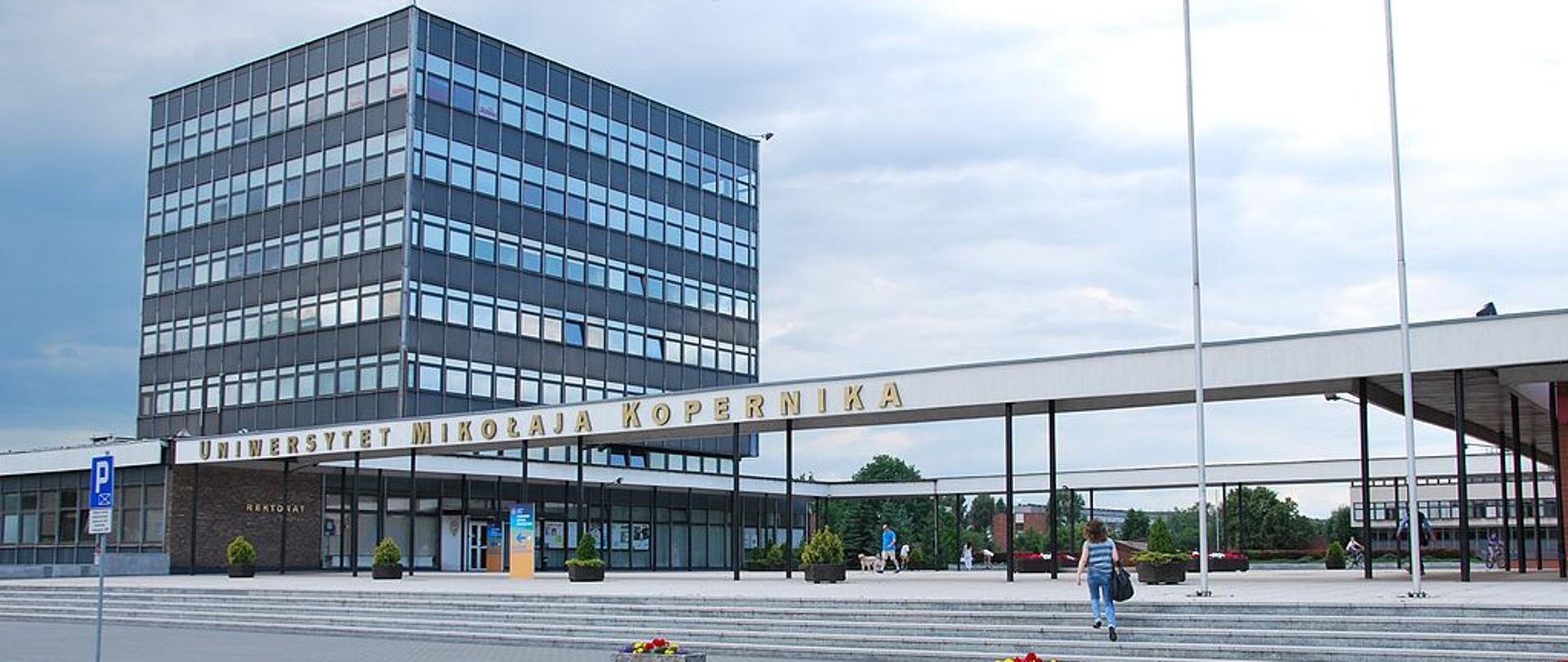 UMK - rektorat na tle nieba