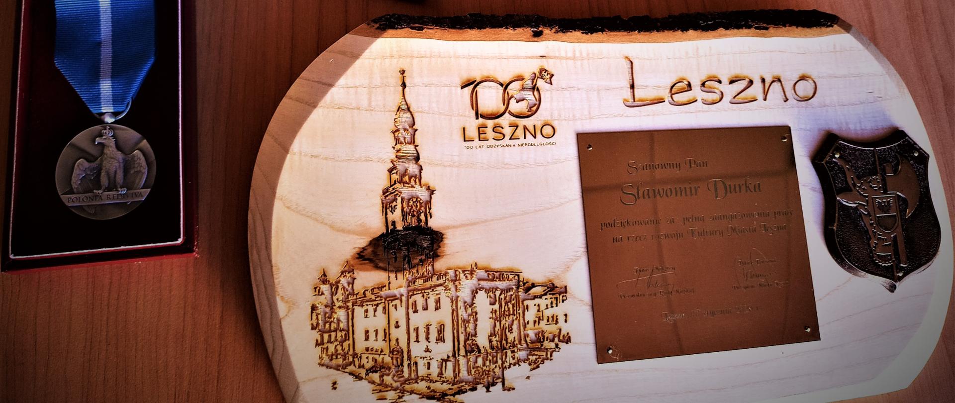 Na stole rozłożono legitymację harcerską podziękowania oraz odznaczenie.