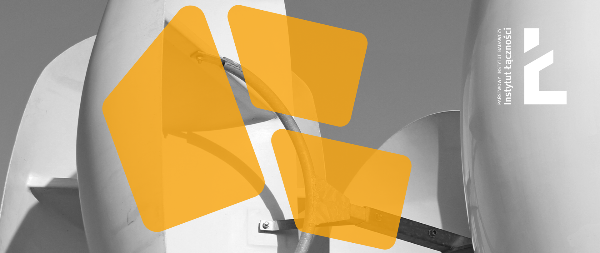 Obraz przedstawia zdjęcie turbiny wiatrowej, na jego tle umieszczono logo Instytutu Łączności i pomarańczową kompozycję graficzną.