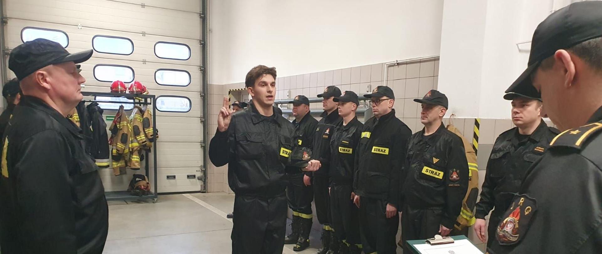 Ślubowanie nowego strażaka.