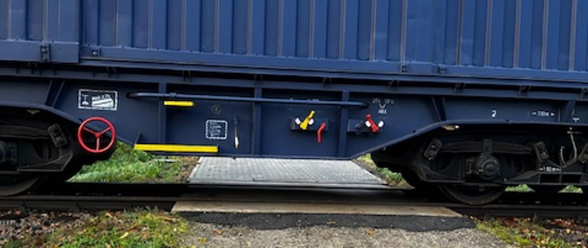 Wagon stojący na przejeździe kolejowym