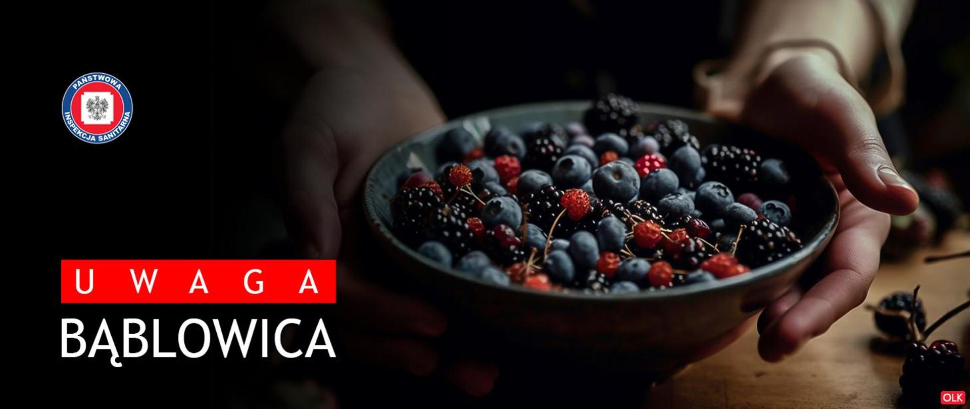 ręce trzymające miskę z owocami leśnymi w dole zdjęcia napis uwaga bąblowica