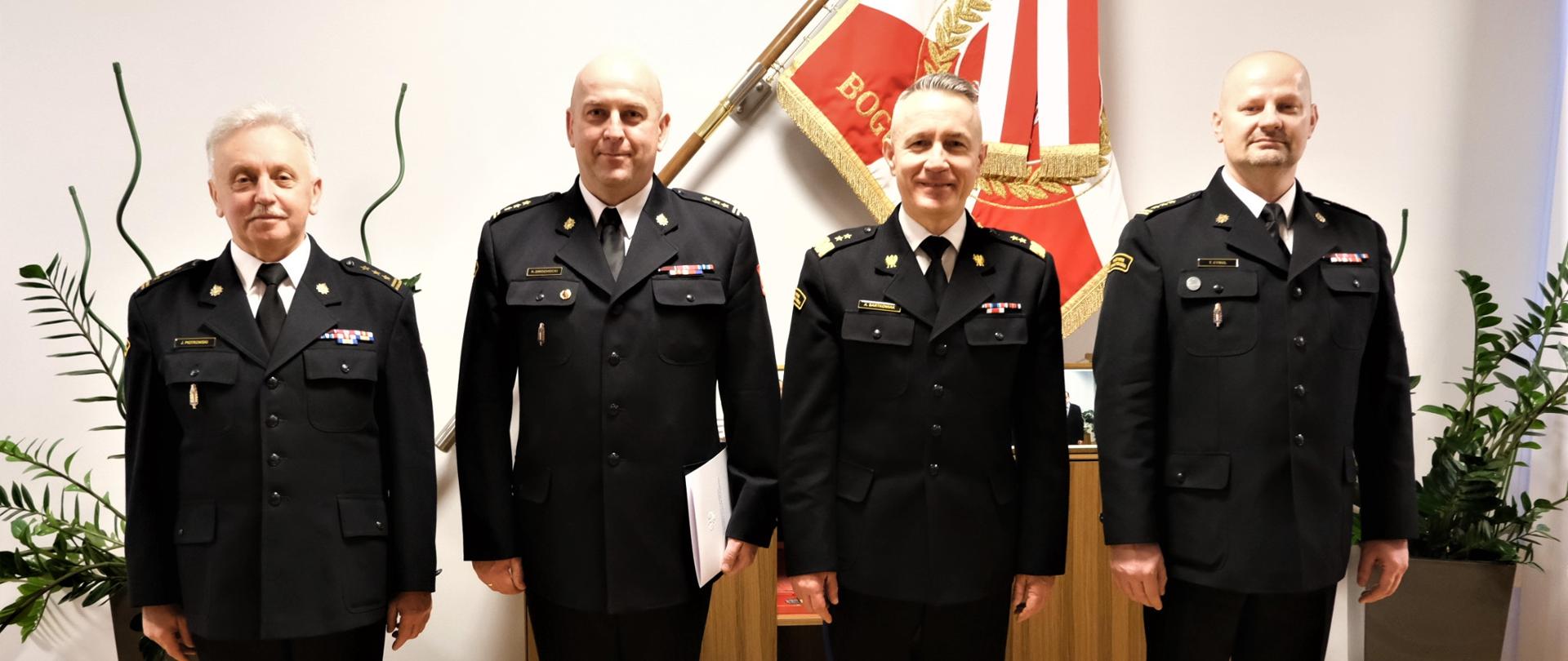 Komendant główny PSP pozuje do wspólnego zdjęcia z mazowieckim komendantem wojewódzkim PSP, jego zastępcą i p.o. zastępcy mazowieckiego komendanta wojewódzkiego 