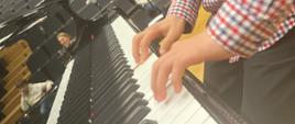 Chłopiec gra na fortepianie.