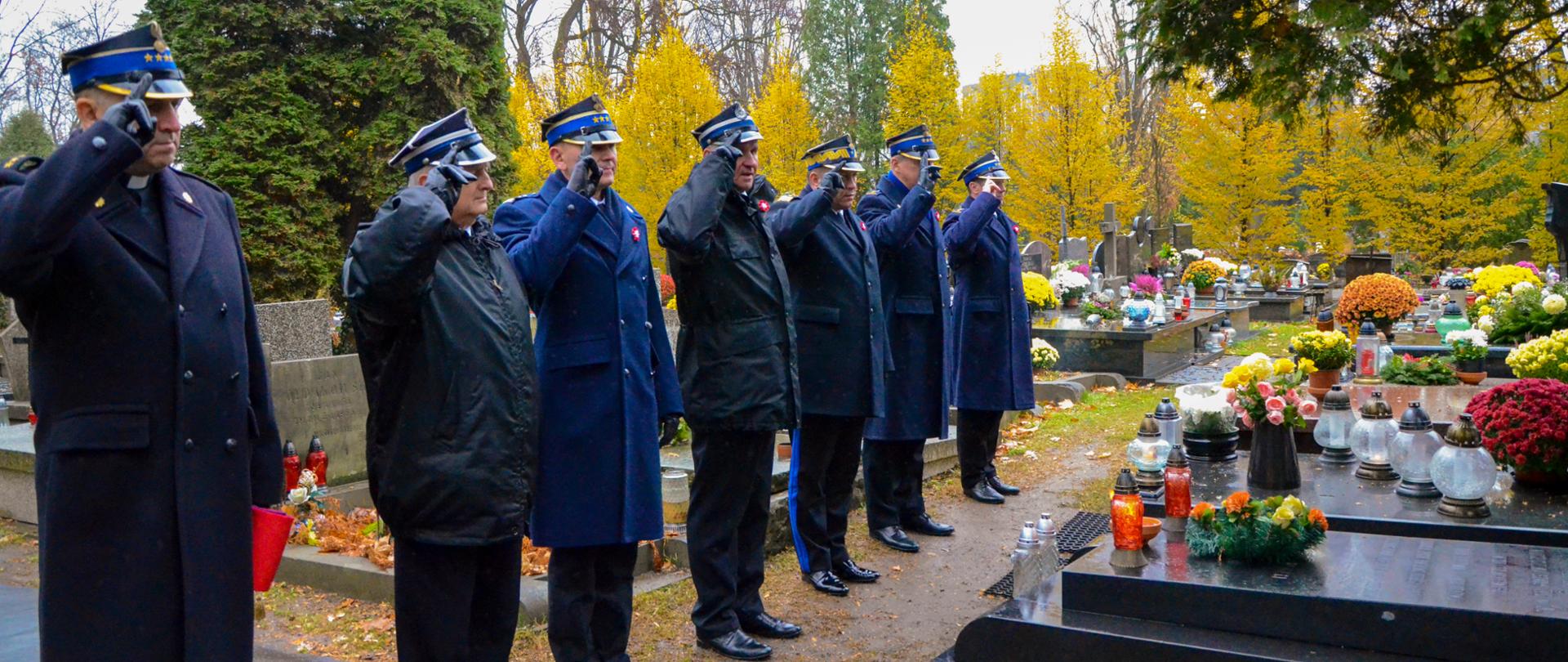 Złożenie hołdu zasłużonym pożarnikom