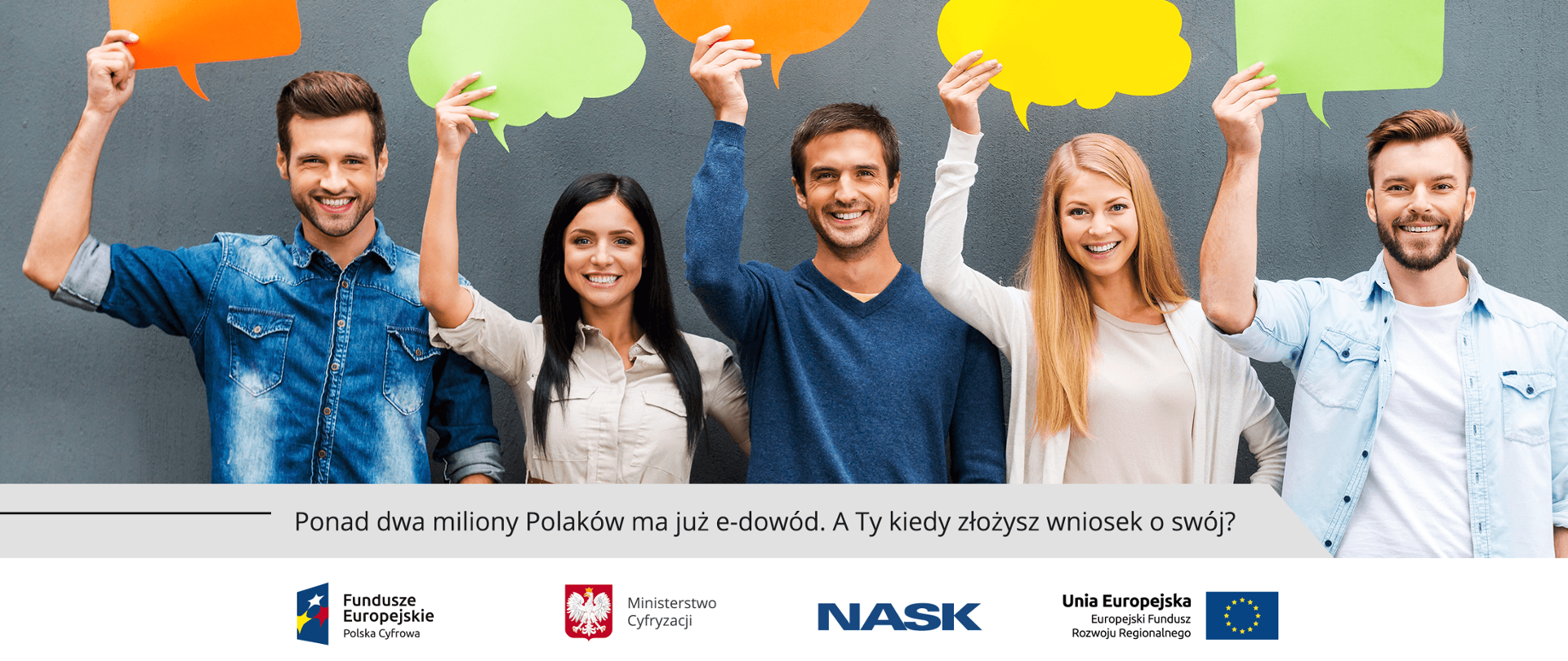 Młodzi, uśmiechnięci ludzie stoją obok siebie. Nad głowami trzymają kolorowe "chmurki napisowe".