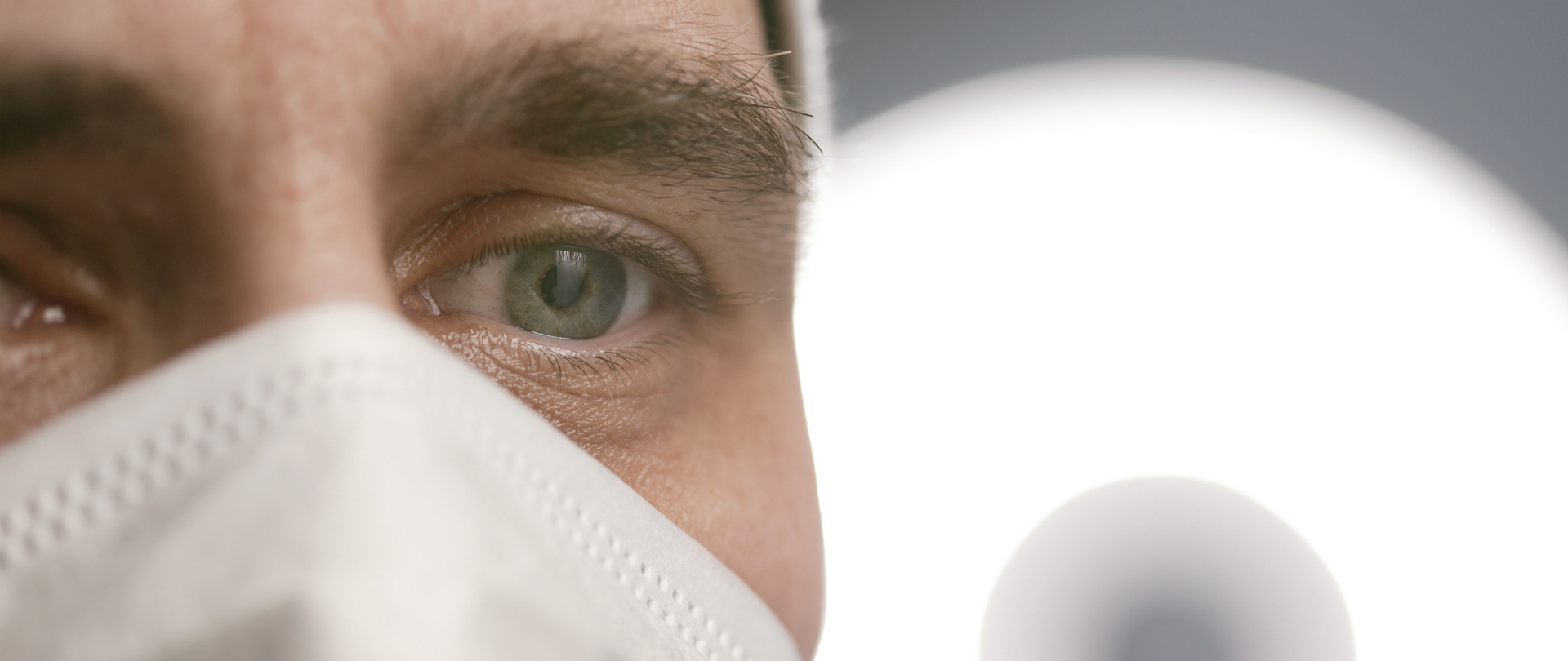 Mężczyzna w maseczce ochronnej 