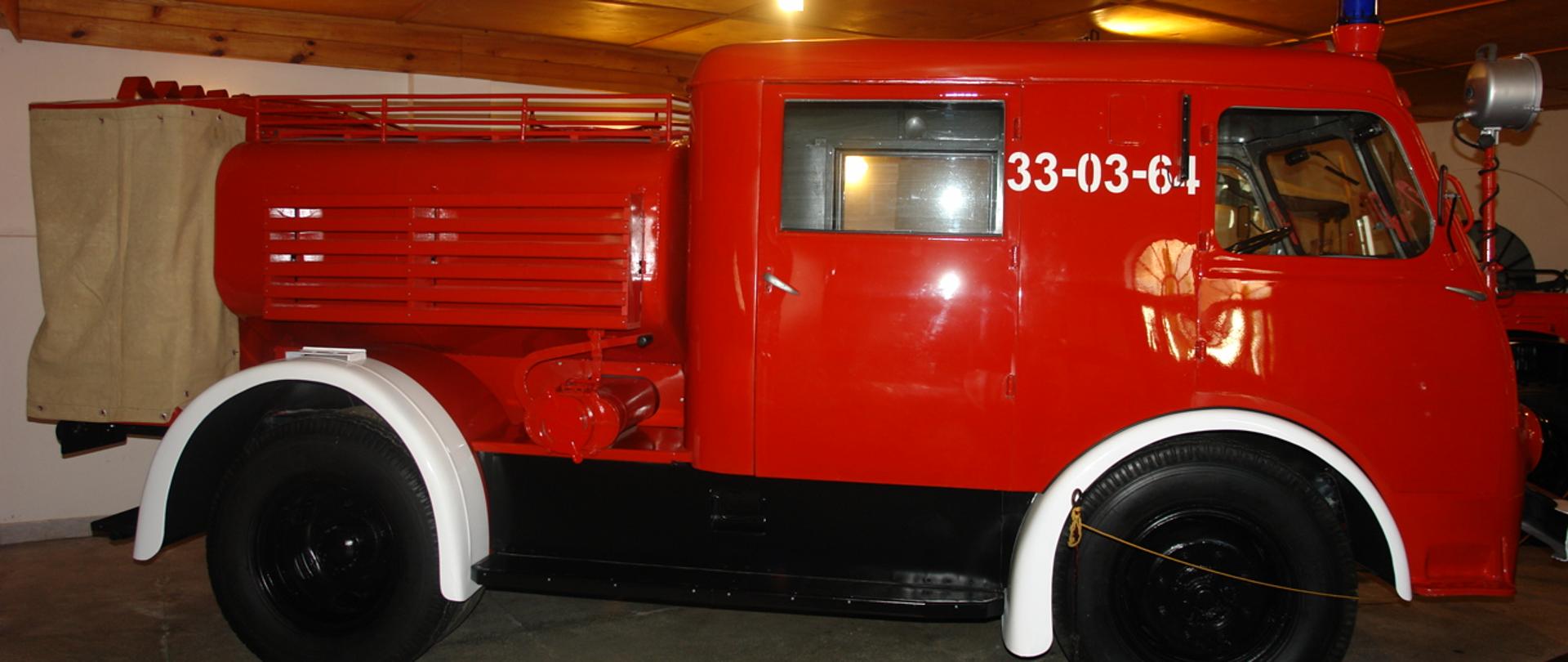 Zdjęcie przedstawia zabytkowego Stara 20 z zasobów Muzeum Pożarnictwa w Przeworsku po przeprowadzonej renowacji 