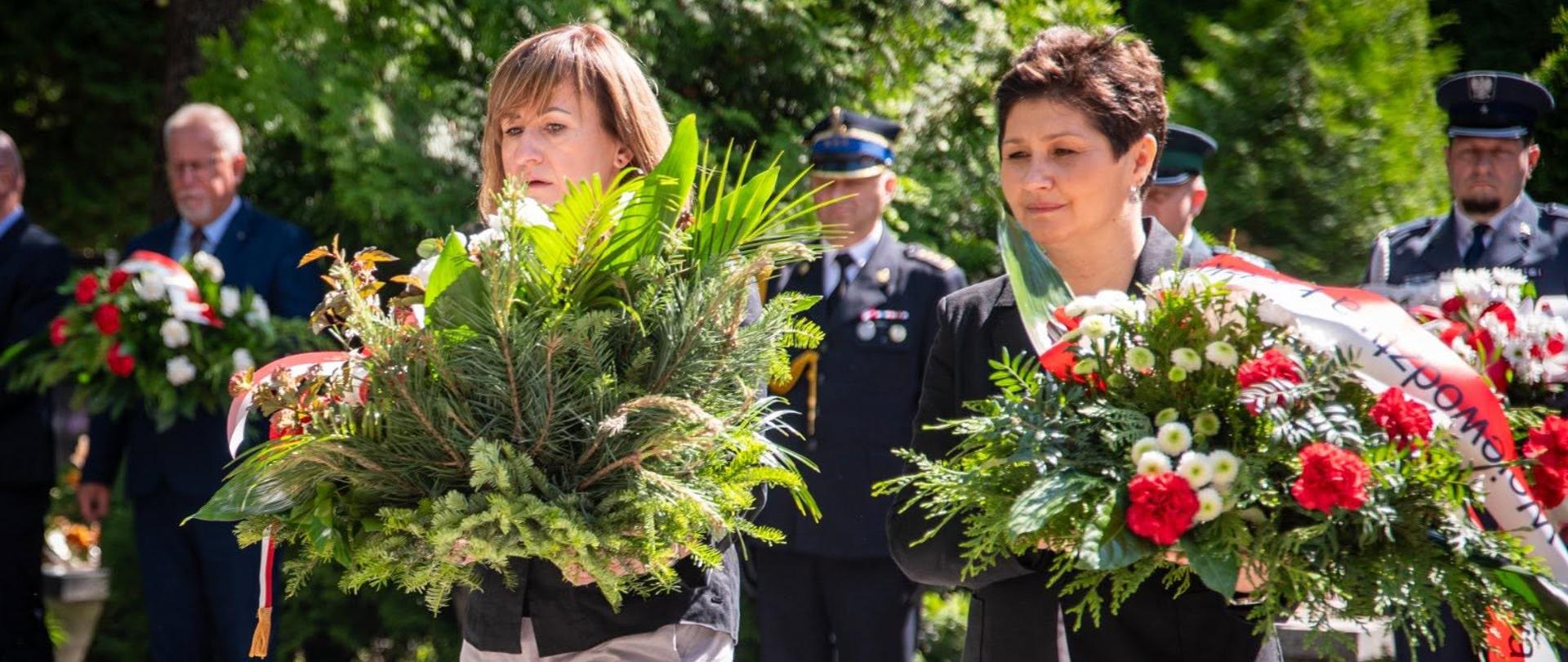 Kierownik oddziału dziedzictwa kulturowego w Biurze Wojewody - Marta Jarzębowska podczas składania kwiatów 