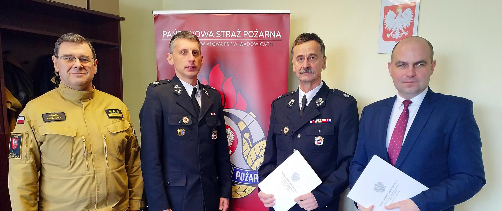 Zdjęcie grupowe. Stoją od lewej: komendant powiatowy PSP w Wadowicach, naczelnik OSP Ryczów, prezes OSP Ryczów, wójt gminy Spytkowice.