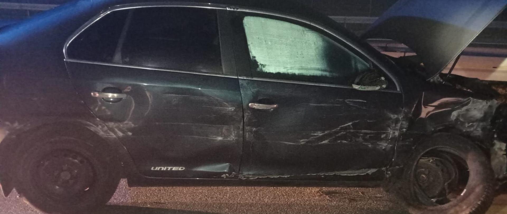 Uszkodzony bok samochodu osobowego.