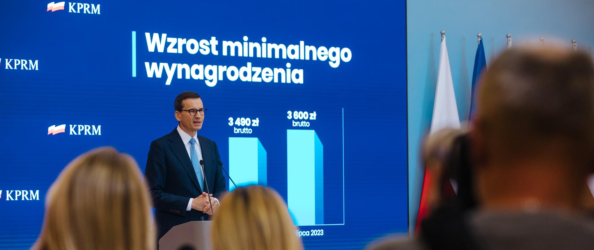 Premier Mateusz Morawiecki i Minister Marlena Maląg podczas konferencji prasowej w KPRM nt. wzrostu płacy minimalnej.