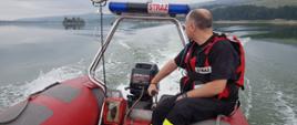 czerwony ponton na jeziorze czorsztyńskim podczas patrolu