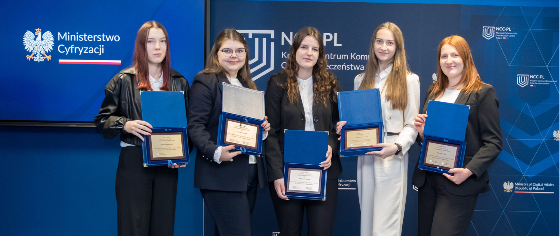 5 uczennic LO im. Piotra Skargi w Pułtusku pozują na tle niebieskich ścianek NCC-PL i MC ze złotymi biletami