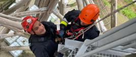 Strażacy ćwiczą na konstrukcji wieży widokowej