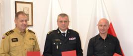 Pomorski komendant wojewódzki Państwowej Straży Pożarnej oraz przedstawiciele związków zawodowych trzymają podpisane porozumienia. 