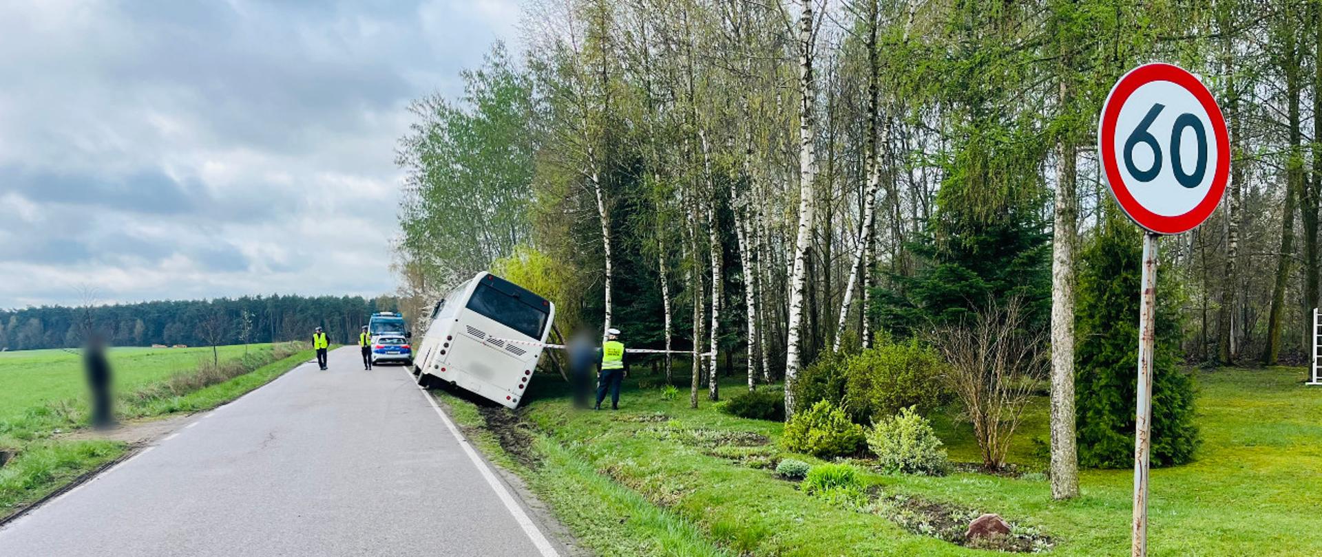 Inspektorzy z ciechanowskiego oddziału Inspekcji Transportu Drogowego i funkcjonariusze Policji na miejscu groźnie wyglądającego zdarzenia z udziałem autobusu szkolnego.
