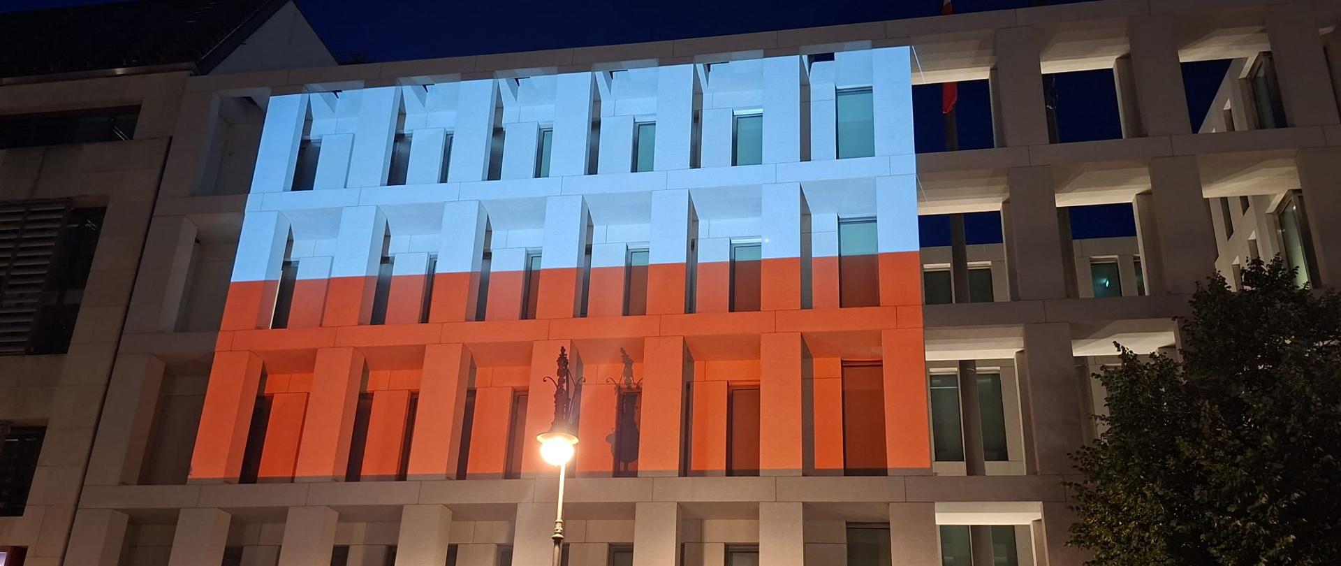 An der Fassade der polnischen Botschaft in Berlin weht eine weiß-rote Flagge.