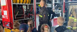 Wizyta pierwszoklasistów ze Szkoły Podstawowej w Opatowcu w remizie kazimierskich strażaków