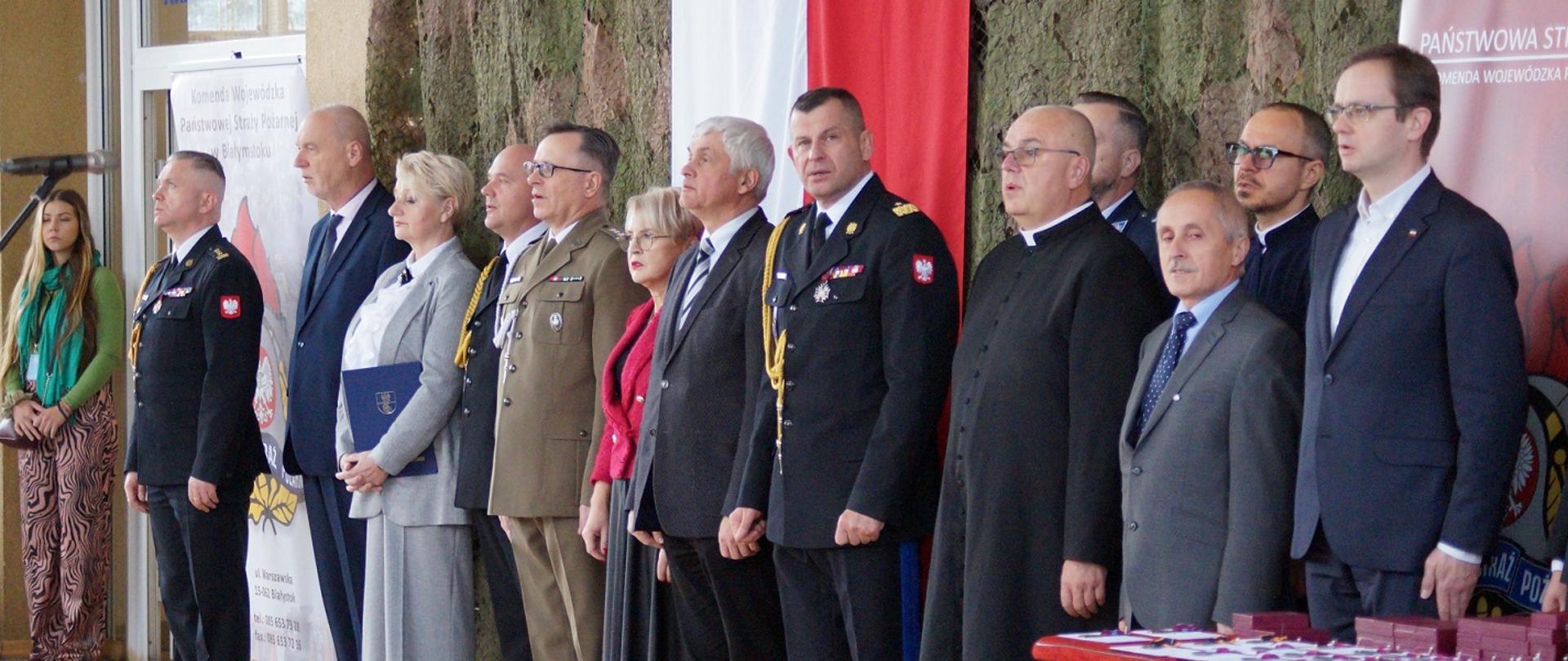 Komendanci i goście podczas uroczystej zbiórki