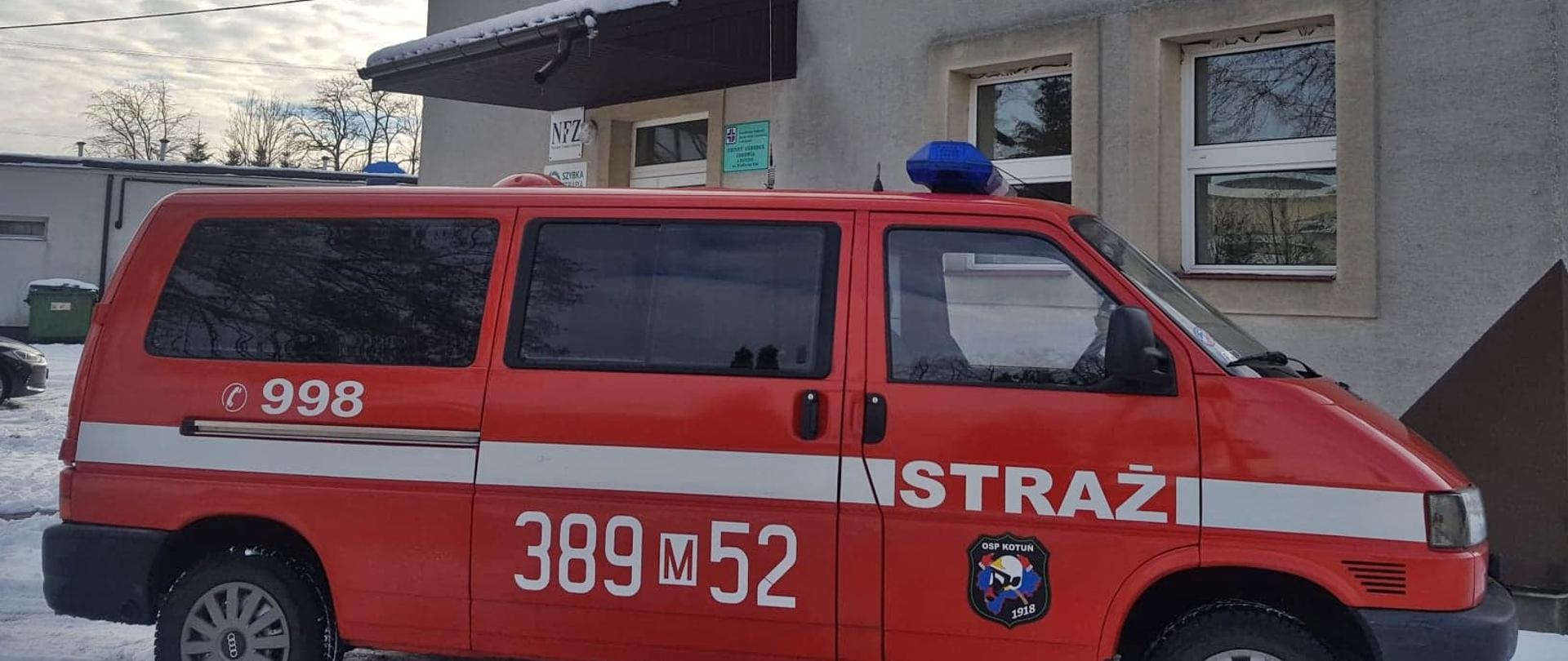 Samochód OSP Kotuń pod budynkiem przychodni zdrowia w Kotuniu, w ramach akcji #SzczepimySię.