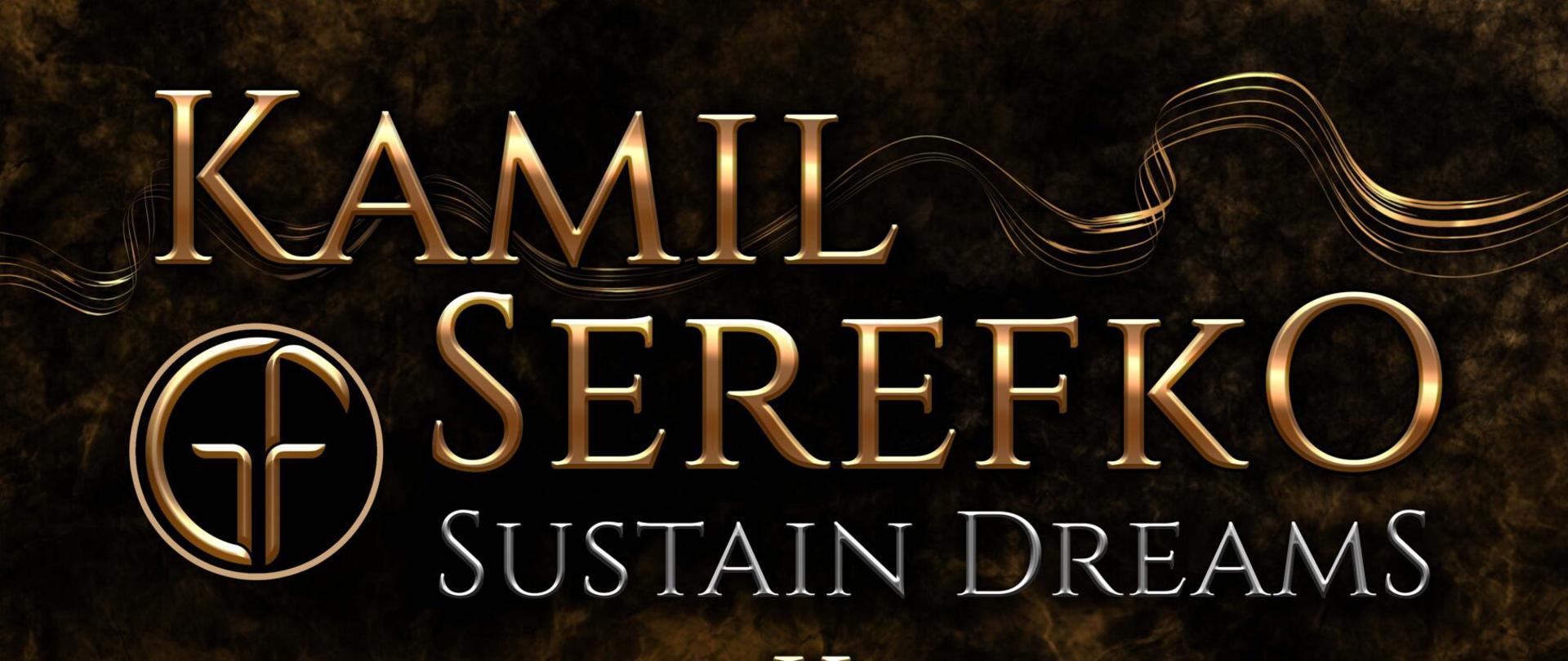 Brązowy plakat ze złotym napisem - Kamil Serefko - Sustain Dream, Zdjęcie twarzy mężczyzny z płomieniami w tle. 