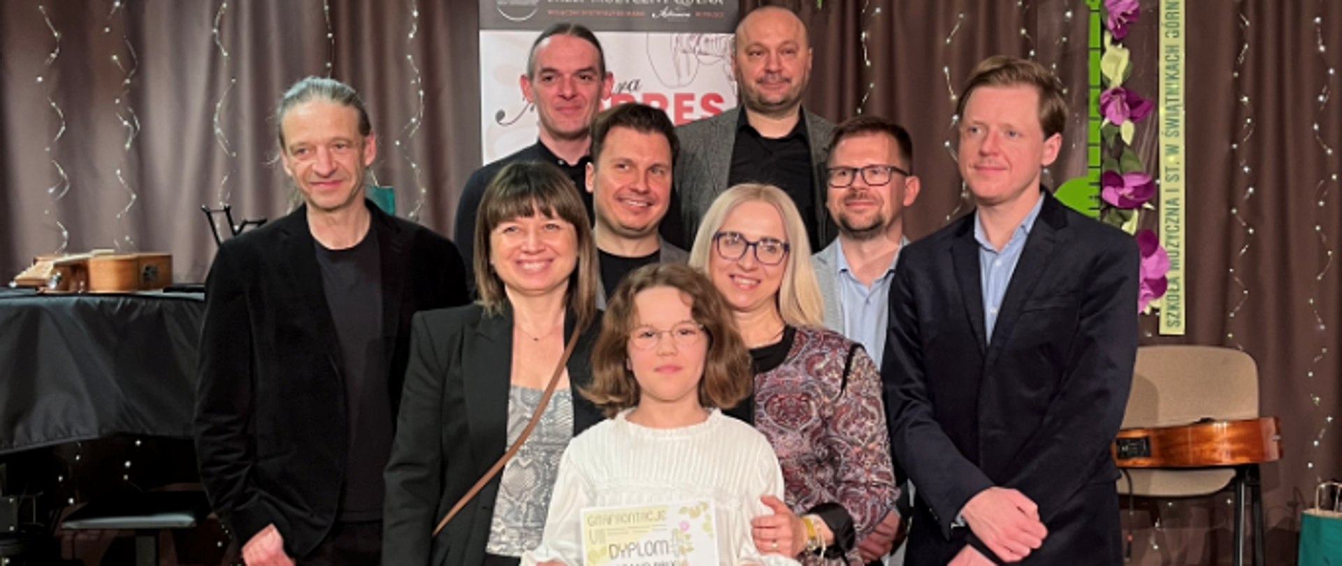 W dniu 26 kwietnia 2024 roku w Świątnikach Górnych odbył się Ogólnopolski Konkurs Gitarowy - Świątnickie Konfrontacje Gitarowe "GITAFRONTACJE" , w których wzięła udział uczennica naszej szkoły Amelia Lewkowicz z klasy IV/6 gitary pani Iwony Grabowskiej. Uzyskała najwyższą nagrodę GRAND PRIX.
na zdjęciu Amelia stoi wraz z jurorami konkursu, trzyma dyplom