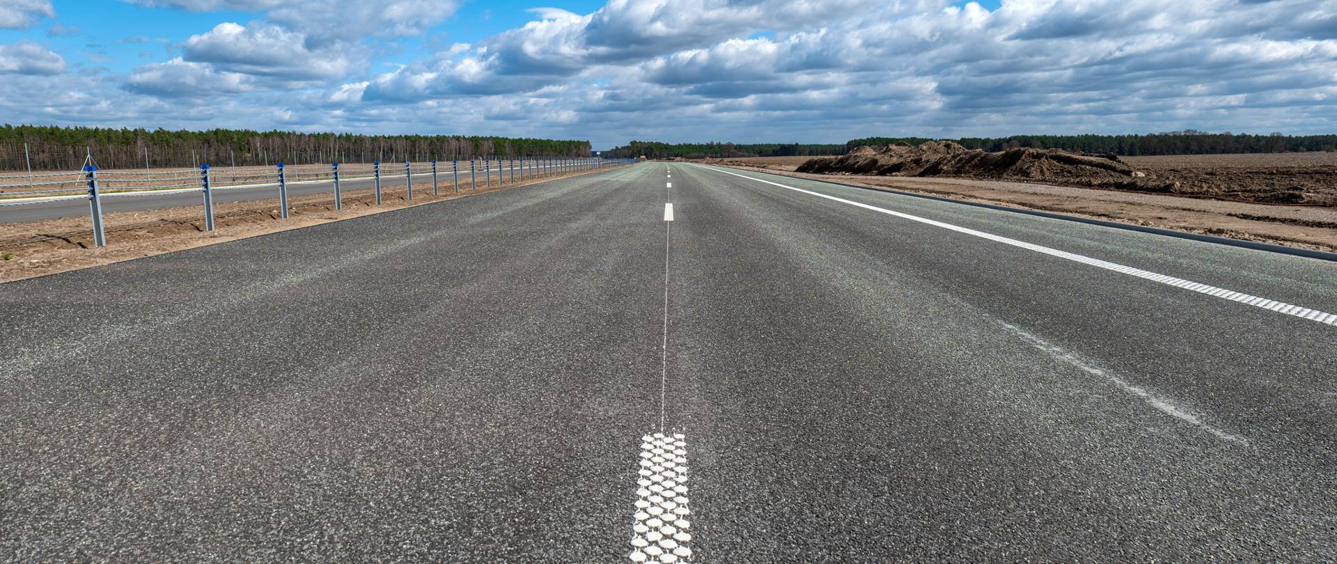 Zdjęcie drogi z oznakowaniem poziomym