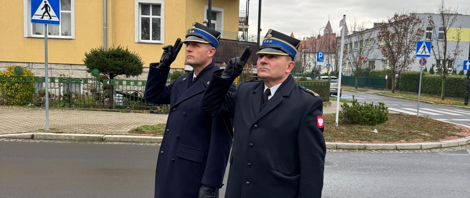 Komendant Powiatowy PSP w Lwówku Śląskim oraz Zastępca Komendanta Powiatowego PSP w Lwówku Śląskim oddający honory podczas podnoszenia Flagi Państwowej