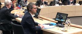 Wiceminister rozwoju, pracy i technologii Marek Niedużak na sali plenarnej podczas obrad Rady COMPET w Brukseli