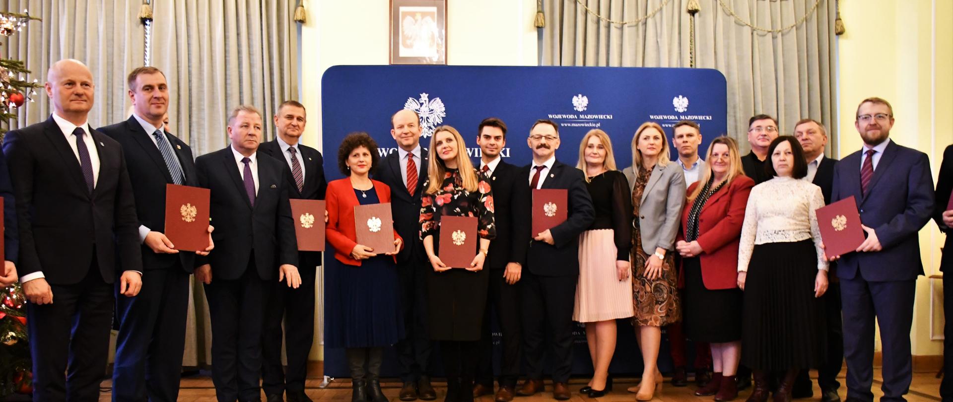 Wspólne zdjęcie Wojewody Mazowieckiego Konstantego Radziwiłła z beneficjentami Funduszu